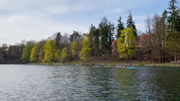 Grupo Kayak Kayak Presa Lago Liberec República Checa Vista Panorámica — Vídeos de Stock