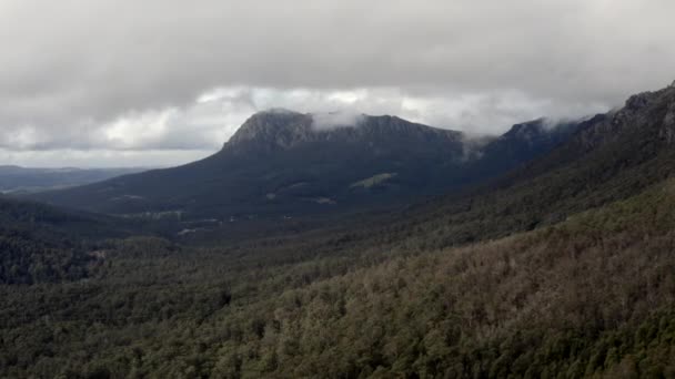 Aérea Drone Volando Hacia Monte Roland Día Nublado Tasmania Australia — Vídeo de stock