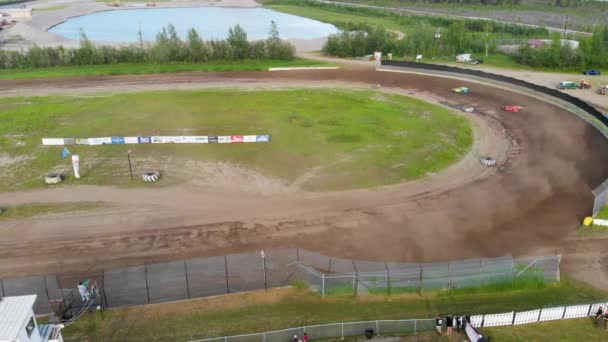 Drone Video Stock Car Racing Mitchell Raceway Fairbanks Soliga Sommarkvällar — Stockvideo