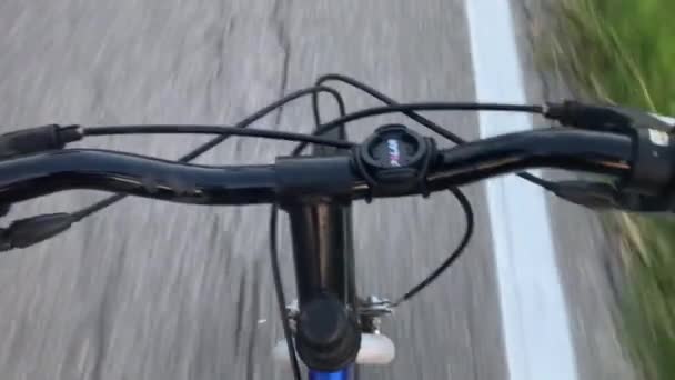 Pov Άποψη Ενός Ποδηλάτη Που Είναι Καβάλα Ένα Ποδήλατο Και — Αρχείο Βίντεο