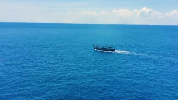 카리브해에 해적의 카리브해를 항해하는 해적의 드래곤 보트처럼 보이며 공중에서 드론이 — 비디오