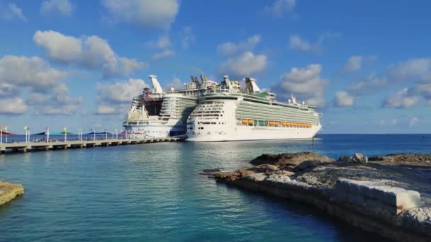 Navios Cruzeiro Luxo Atracados Lado Uns Dos Outros Porto Nassau — Vídeo de Stock