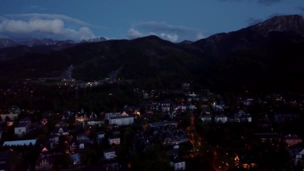 Impresionante Vuelo Nocturno Zakopane Polonia Una Ciudad Turística Contra Las — Vídeo de stock