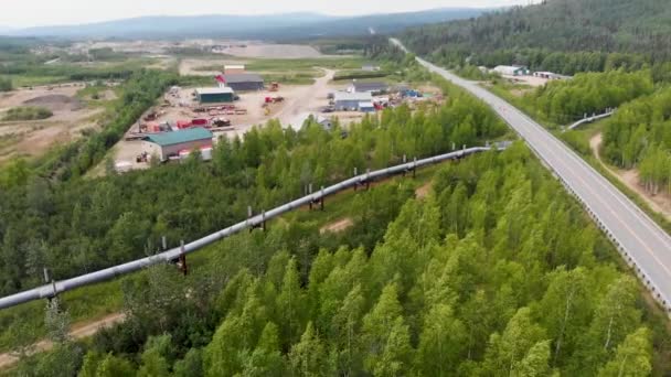 Drone Video Trans Alaska Pipeline Cruzando Bajo Carretera Fairbanks Durante — Vídeos de Stock