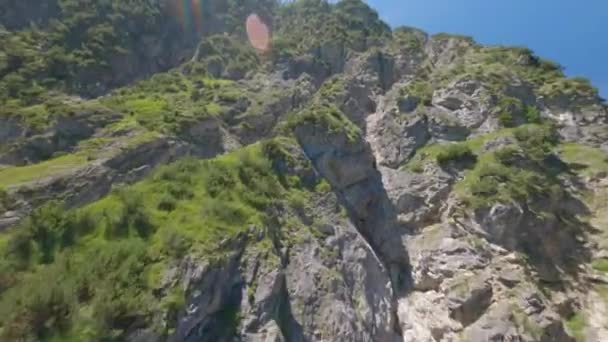 阳光灿烂的日子里 无人机在陡峭的岩石群山中飞过干涸的小溪 全球变暖概念 — 图库视频影像