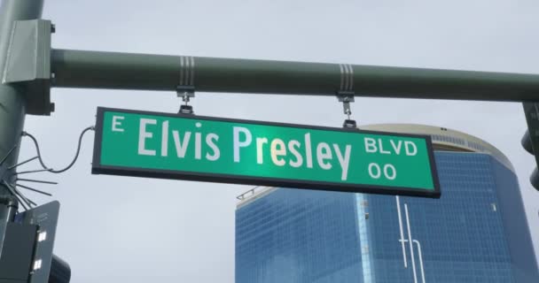 Brede Slow Motion Van Het Elvis Presley Boulevard Street Sign — Stockvideo