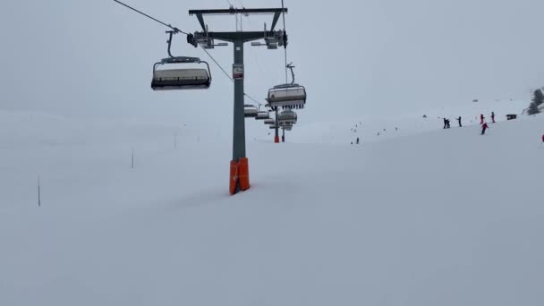 스키를 날씨는 흐리지만 슬로프를 계곡으로 내려가는 스키를 사람들 도많다 — 비디오