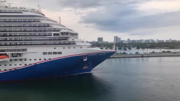 Ein Riesiges Luxus Kreuzfahrtschiff Segeln Aus Dem Hafen Von Miami — Stockvideo