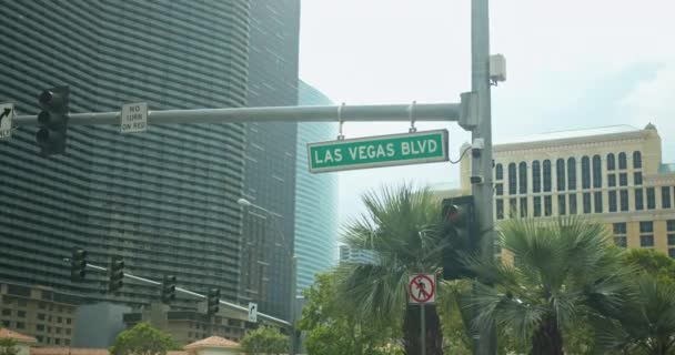 Wide Pan Right Las Vegas Boulevard Street Sign — Stok Video