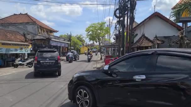 Canggu Isla Bali Indonesia Tráfico Urbano Día Normal Coches Motos — Vídeo de stock
