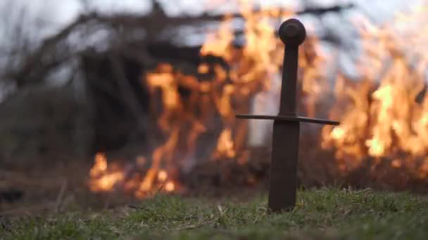 Μεταλλικό Σπαθί Μπροστά Από Μια Φλεγόμενη Φωτιά Μεσήλικας Έννοια Ισχυρή — Αρχείο Βίντεο