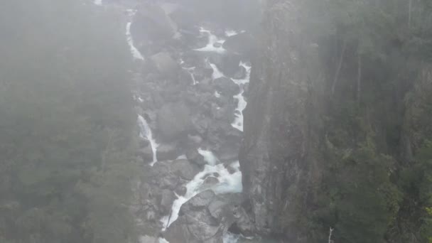 Drone Che Sorvola Scogliere Montagna Acque Bianche Mezzo Alla Foresta — Video Stock