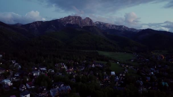 Night Time Flyover Van Zakopane Polen Een Badplaats Tegen Het — Stockvideo