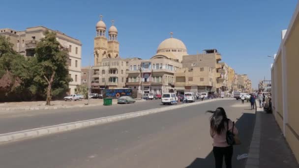 Saha的繁忙街道 背景是Michael Angel Church Luxor Citry Egypt — 图库视频影像