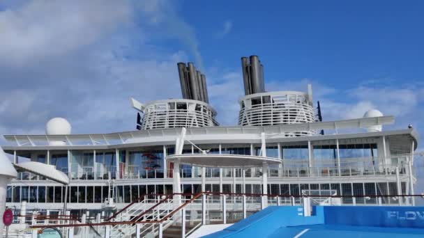 Huge Cruise Ship Chimney Smoke Funnel Smoke Billowing Out Skies — ストック動画