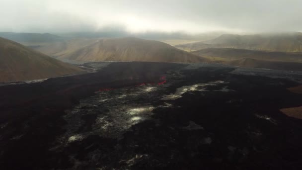 Vista Aérea Del Valle Meradalir Islandia Con Volcán Fagradalsfjall Erupción — Vídeos de Stock