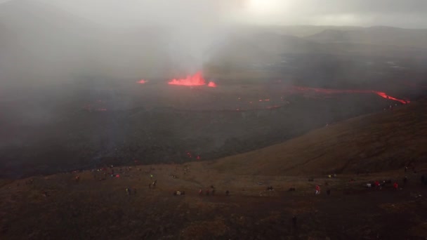 Vista Aérea Del Paisaje Gente Mirando Volcán Fagradalsfjall Erupción Con — Vídeos de Stock