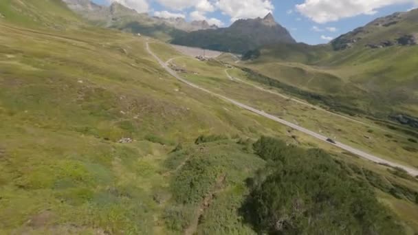 Sinematografi Udara Tercepat Atas Jalan Berjalan Tengah Tengah Lembah Hijau — Stok Video