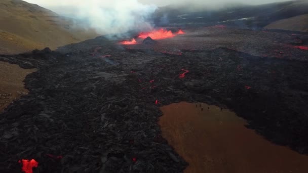 Fagradalfajall火山からMeradalir谷で噴火する溶岩の空中風景 煙が出てくる — ストック動画