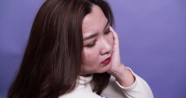 紫の背景だけで悲しいうつ病感情の問題を持つ女性の肖像画 — ストック動画