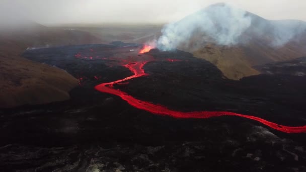 Luftaufnahme Des Vulkans Fagradalsfjall Der Ausbricht Lava Fließt Über Den — Stockvideo
