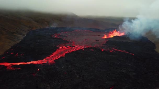 アイスランドのファグラダールフィヨルド火山から メラダールバレーで噴火する溶岩の空中ビュー — ストック動画