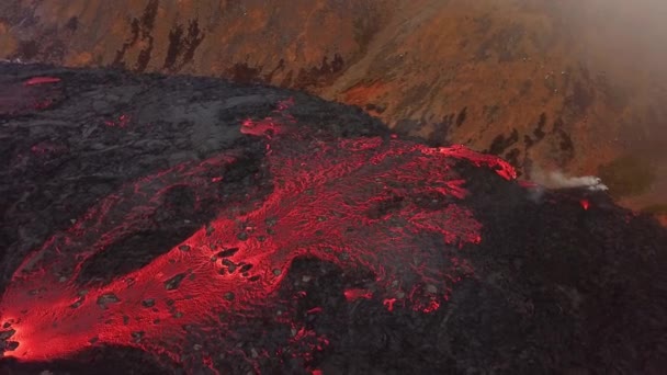 Fagradalfjall火山から出てくるMeradalir谷の床を流れる溶岩の空中ビュー — ストック動画