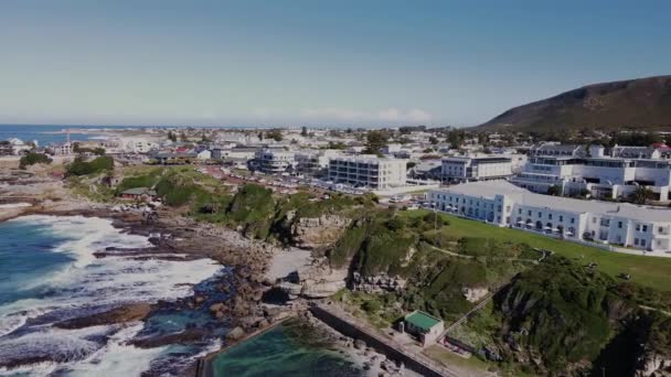 Adembenemend Hermanus Genesteld Tussen Bergen Oceaan Antenne Boog — Stockvideo