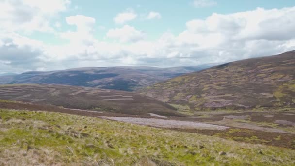 Scénický Pohled Skotskou Vysočinu Bez Stromů Kopce Pod Bílými Mraky — Stock video