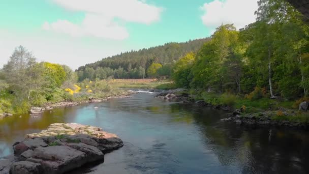 Stenen Brug Bogen Stromende Hoogland Rivier Schotland Drone — Stockvideo