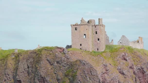 スコットランドの険しい岩の崖の上にDunnottar城の塔遺跡 — ストック動画