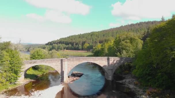 Bus Long Rivière Avec Pont Dans Les Hautes Terres Écossaises — Video