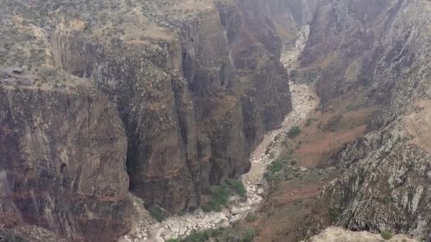 Camera Rises Deep Canyon Dry Riverbed Socotra Island Yemen — Stock Video