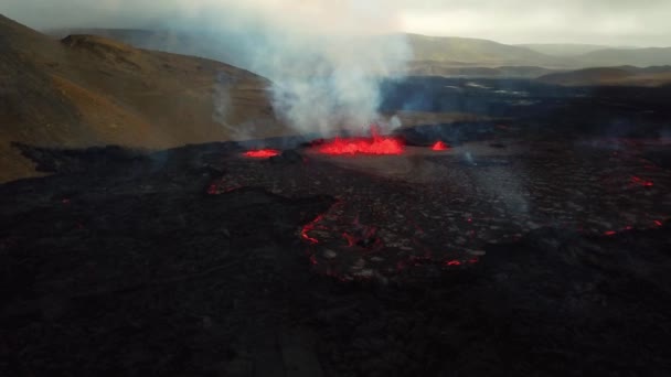 ファグラダルフィオール火山からムラダールバレーで噴き出すマグマと溶岩の空中風景煙が出てくる — ストック動画
