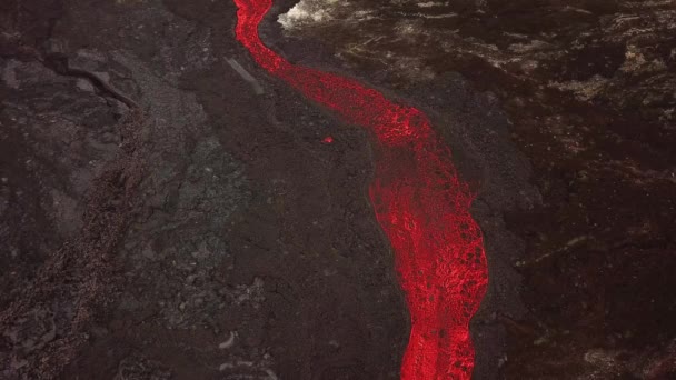 Vista Aérea Sobre Río Lava Que Fluye Través Del Valle — Vídeos de Stock