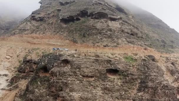 Três Carros Road Estacionados Terreno Montanhoso Difícil Ilha Socotra — Vídeo de Stock