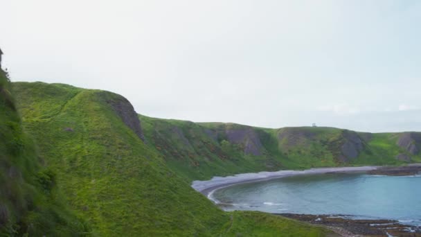 Castle Haven Bahía Mar Con Escarpados Acantilados Hierba Escocia — Vídeo de stock