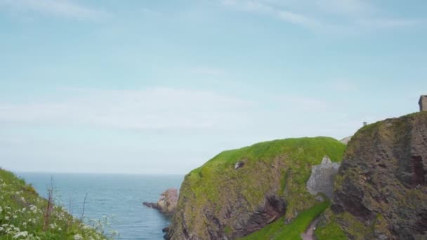 Круті Прибережні Скелі Руїнами Замку Данноттар Вершині Шотландія — стокове відео