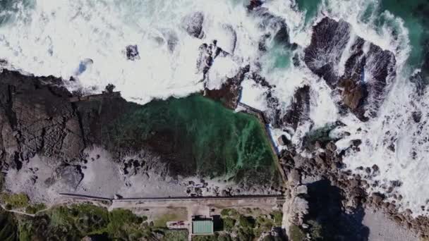 Antenne Von Wellen Die Mit Schwimmenden Menschen Einen Ozeanpool Krachen — Stockvideo