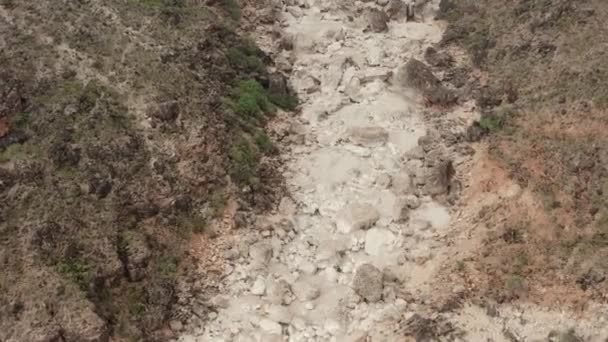 Lecho Seco Del Río Desierto Con Grandes Rocas Invadidas Disparo — Vídeos de Stock