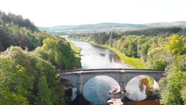 Skoçya Nın Dağlık Doğasında Nehir Boyunca Taş Köprü Güneşli Insansız — Stok video