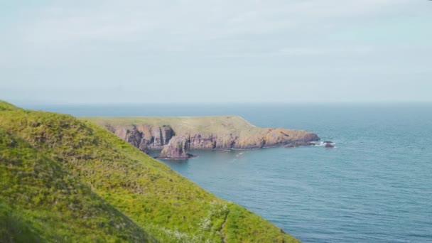 Farol Penhasco Relvado Castle Haven Baía Mar Escócia — Vídeo de Stock