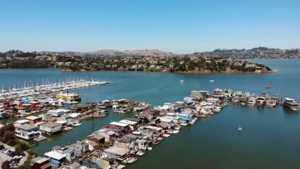 Descendente Drone Tiro Barcos Cais Sausalito Durante Dia Ensolarado Marin — Vídeo de Stock