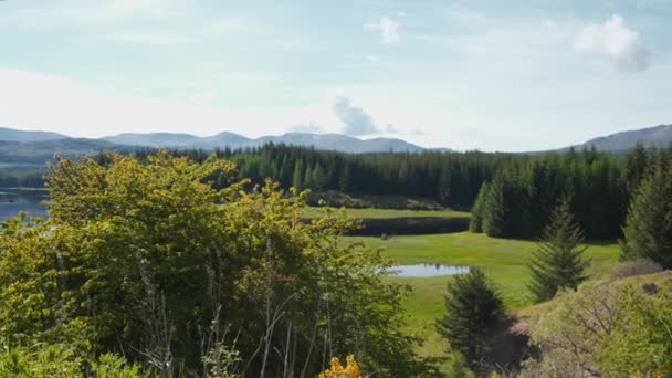 Paisagem Deslumbrante Lago Com Florestas Flores Escócia — Vídeo de Stock