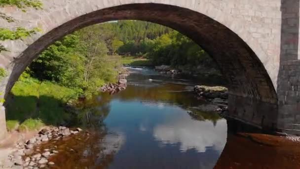 Drohnenschuss Fliegt Unter Brückenbogen Über Highland River Schottland — Stockvideo