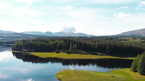 晴れた日に森やロックとスコットランドの高地の風景 ドローン — ストック動画