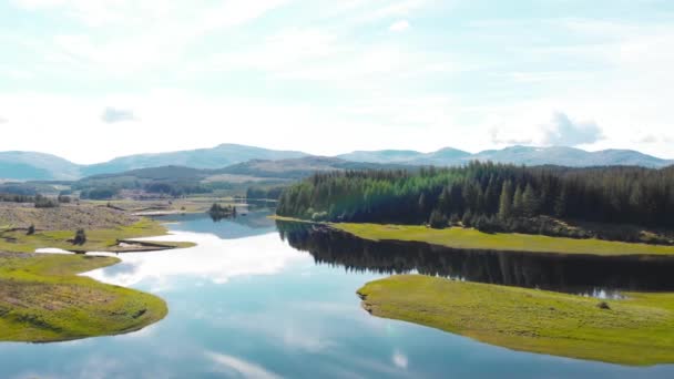 Panorama Mozzafiato Del Lago Scozia Con Foreste Nelle Giornate Sole — Video Stock