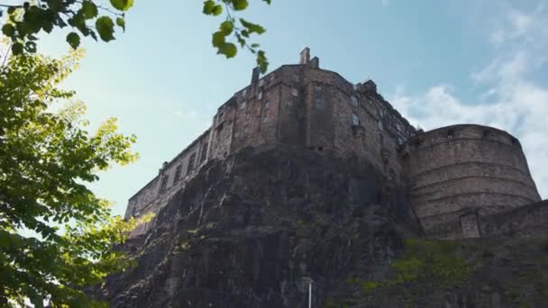 Nízký Úhel Záběru Hradu Edinburgh Skále Slunečním Svitu Listím — Stock video