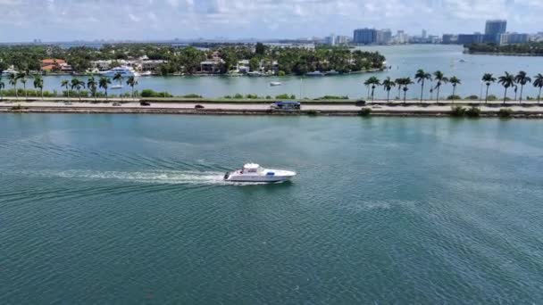 Voilier Déplaçant Dans Baie Biscayne Côté Route Causeway Avec Des — Video