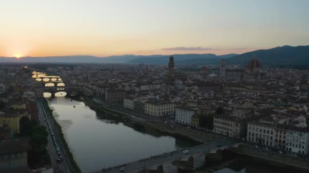空中プルバックは日没時にフィレンツェのアーノ川を明らかにする — ストック動画